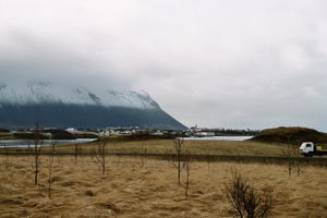 겨울철 볼가르네스. 마을 뒤편에 보이는 산은 하프나르피야틀(Hafnarfjall).
