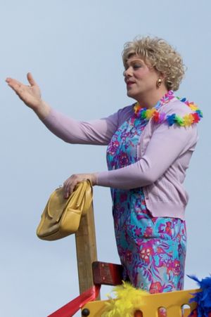 2010년 8월 7일 레이캬비크 시내에서 열린 무지개 행진을 이끄는 드랙퀸으로 변장한 욘