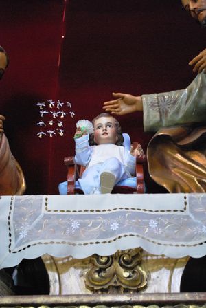 세인트 베르나르디노 데 시에나 교회의 니뇨 디오스 조각상