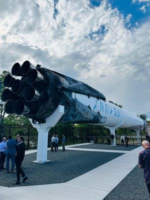 Dish Network의 콜로라도주 리틀턴 사무실에서 일반에 공개된 팰컨 9 로켓 부스터는 SpaceX가 반복적인 발사에 사용한 재사용 가능한 로켓의 한 종류이다