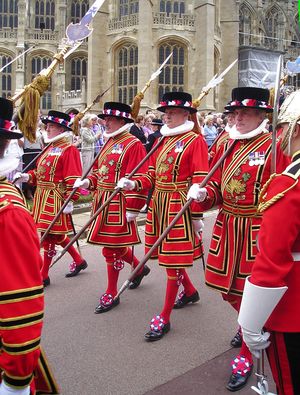 근위 여맨의 행렬. 그들의 군복은 튜더 왕조 이후로 비교적 변하지 않았다. 창은 보스워스 필드 전투에서 헨리 튜더를 보호한 그들의 역할을 기념하여 들고 있다.