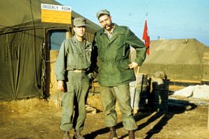 M1951 야전모를 착용한 미군 그린 대위와 레이 대령. 초기 대한민국 국군 전투모는 이러한 미군 군모의 영향을 받았을 수 있다. (대한민국 안양시)