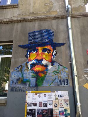 아르메니아 예레반에 있는 플라스틱 병뚜껑으로 만든 윌리엄 사로얀의 초상화