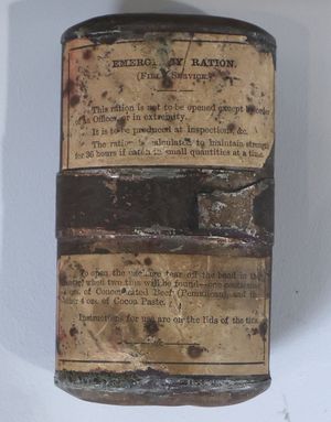 제2차 보어 전쟁 당시 영국군의 군량으로, 쇠고기 육수 큐브와 압축 코코아 가루가 초기 형태의 깡통에 담겨 있음