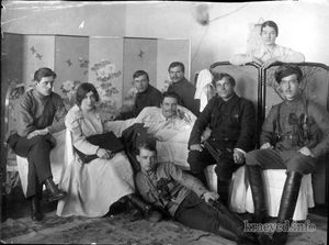 1920년 3월 말, 적군 파르티잔 간부들의 집합 사진. 중앙의 흰옷을 입은 사람이 야코프 트랴피친이다.