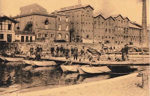 1930년대 벨기에 셰네(Chênée)의 쉬르 강(Ourthe)에 프랑스 제3 공병연대가 부교를 건설하고 있다.