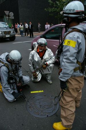 유독 가스 검지 중인 소방대원