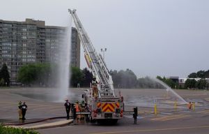 캐나다 온타리오주 보건(Vaughan)에서 훈련 중인 소방대원들