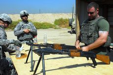 트리플 캐노피 계약업체가 두 명의 미 육군 병사들에게 자스타바 M-72 기관총 사격술 교육을 실시하고 있다.