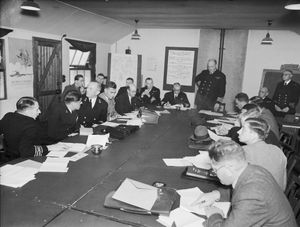 1942년 8월 진행 중인 호송 회의