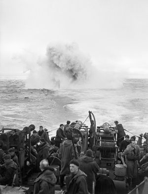 1944년 1월, 대서양에서 HMS 스탈링(Starling)의 후방에서 폭뢰가 폭발하고 있다. HMS 스탈링은 전쟁 기간 동안 14척의 유보트 격침에 참여했다.