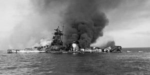 장갑함 아드미랄 그라프 슈페는 4일 동안 불타올랐고, 그 후 2일 동안 조사에 접근할 수 없을 정도로 식지 않았다.