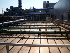 하수처리장의 악취 방지 덮개: 이 덮개 아래에서 폐수에서 모래와 자갈이 가라앉는다.