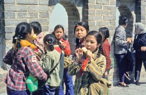 중국은 성비 불균형을 겪고 있으며, 이는 부분적으로 한 자녀 정책으로 인한 것이다. 사진은 1982년 중국의 소녀들을 보여준다.