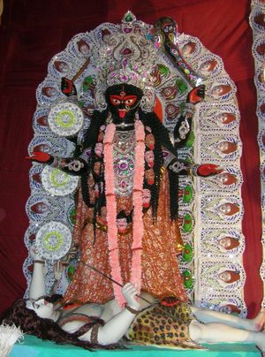 시바를 짓밟고 있는 칼리 여신상(벵골에서 숭배됨)