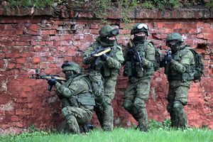 제313 PDSS의 전투 수영병이 육상 작전을 수행합니다.