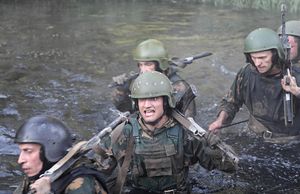 러시아 OSN 마룬 베레 선발 시험 중 장애물 통과