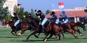 미국 육군 제1기병사단의 기병대가 텍사스주 포트 블리스에서 모의 기병 돌격을 시연하는 모습