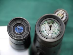 두 8× 단안경의 접안렌즈 지름 비교. 왼쪽은 1980년대 디자인(작은 접안렌즈, 짧은 아이 릴리프), 오른쪽은 2016년 제품(큰 접안렌즈, 긴 아이 릴리프).