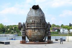 옛 페니크스-오스트 제철소 자리에 기념물로 설치된 옛 전로