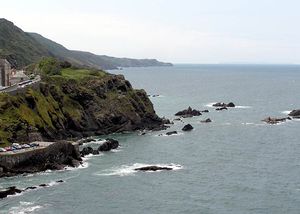 서쪽의 리 베이를 향해 룬디섬이 보이는 노스데번의 일프러컴에 있는 브리스틀 해협 해안