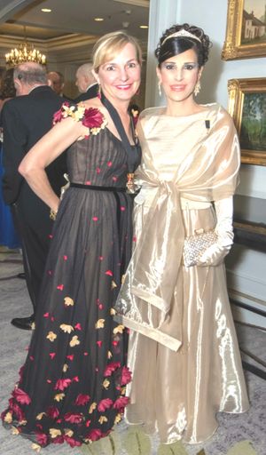 왼쪽 여성은 보다 로맨틱한 현대적인 스타일을, 오른쪽의 루렛 러셀 그랜트는 이브닝 글러브를 착용한 가장 정식적인 드레스를 보여준다.