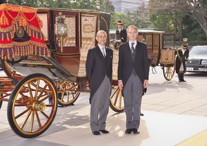 2012년 12월 21일, 신임장 제정식에 임하는 티모시 히친스(일본 주재 영국 특명전권대사)와 맞이하는 오다노 노부타케(궁내청 식부관장). 모닝코트를 착용하고 있다.