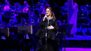 탄토라 겨울 축제(Winter at Tantora Festival)에서 공연하는 아랍 팝 가수 아지자 자랄(Aziza Jalal)