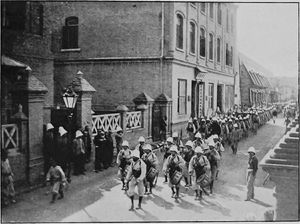 톈진 프랑스 조계를 행진하는 프랑스군 식민지 보병