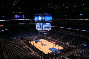 기아 센터(구 암웨이 센터)는 실내 경기장으로, NBA의 올랜도 매직, ECHL의 올랜도 솔라 베어스, 내셔널 아레나 리그의 올랜도 프레데터스의 홈 구장이다. 사진은 2010-11 시즌 올랜도 매직의 첫 NBA 정규 시즌 경기 후 농구 경기장으로 사용되고 있는 기아 센터의 모습이다.