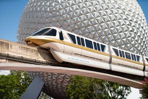 월트 디즈니 월드 모노레일이 월드 셀레브레이션을 통과한다.