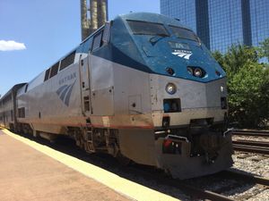 암트랙의 텍사스 이글 #421 열차가 댈러스 유니언역에 정차한 모습.