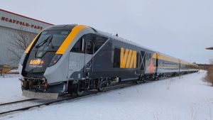 지멘스 벤처 열차를 밀고 있는 VIA 철도 SCV-42 차저