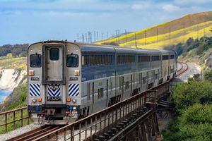 2018년 산타바바라에서 운행 중인 퍼시픽 서프라이너의 객차/수하물/기관차 겸용 차량 6908호