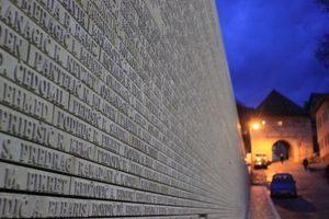 코바치 묘역 옆 벽에 새겨진 모든 희생자들의 이름