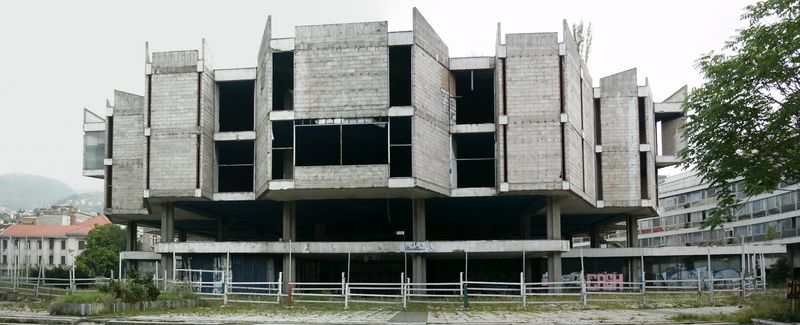 전쟁 전 상징적인 건물이었던 '로브나 쿠차 사라예카'. 현재는 그 자리에 ARIA 센터가 있다.