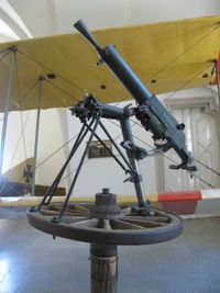 슈바르츠로제 중기관총의 총구 끝에 장착된 원추형 소염기