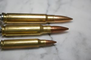 각종 소총탄. 위에서부터7.92x57mm 마우저탄(1905년)7.62x51mm NATO탄(1954년, 본 총기 용도)5.56x45mm NATO탄(1963년, 중간탄약)