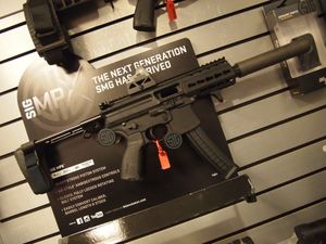 벨크로 스트랩과 두 개의 가이드 레일이 장착된 SIG MPX 권총