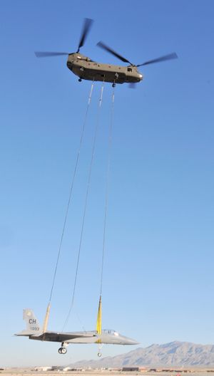 CH-47 치누크로 F-15A 지상 훈련기를 수송하고 있다.