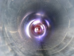 레오파르트 2A4의 라인메탈 120mm 활강포 내부(포구에서 본 모습)