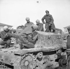 독일군에 의해 사용되었고, 독일식 마킹이 기입된 세모벤테 다 75/18 (M40/M41)1945년 1월, 연합군에 의해 노획된 것이 전시되었을 때 촬영된 것으로, 차량에 탑승하고 있는 것은 영국령 인도군 병사들이다.