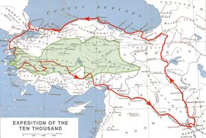 크세노폰과 만 명의 여정(빨간 선)의 경로 아케메네스 제국. 키루스 2세의 사트라피는 녹색으로 표시되어 있다.