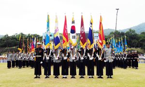 각 군의 부대기를 보여주는 합동 의장대(좌측부터): 공군, 육군, 국군, 국기, 합동참모본부, 해군, 해병대