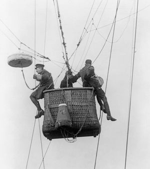 낙하산으로 하강 준비를 하는 계류 관측 기구 관측병