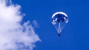 1970년대 고성능 풀다운 에이펙스 캐노피. 원형(정확히는 타원형) 낙하산 중앙에서 볼 수 있다.