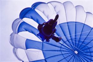 제어 가능한 4개의 회전 슬롯과 작은 측면 통풍구, 5개의 후면 통풍구 중 하나를 보여주는 1970년대 원형 타원형 낙하산.