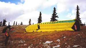 패러글라이딩 이륙 준비; 상단 라이저를 당겨 셀을 부풀림