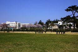 나라시노 막사에서 대형을 갖춘 제1공수여단 공수부대원들