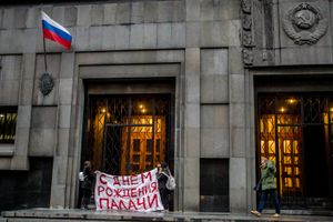 2017년 12월 20일, 체카 창설 100주년 기념일에 주요 FSB 건물 근처에서 열린 “Happy Birthday, Executioners” 행사